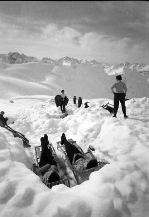 Oberstdorf: Nebelhorn; sonnende Gruppen in Schneelöchern, Pärchen