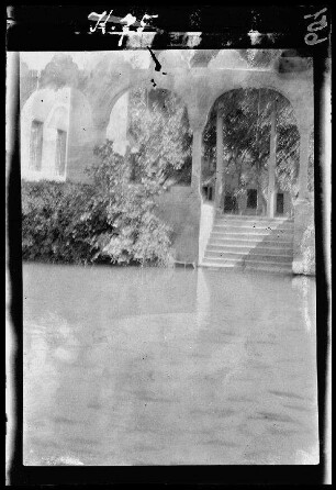 Urfa (= ªanlıurfa, Prov. ªanlıurfa, Türkei), Fischteich vor der Moschee