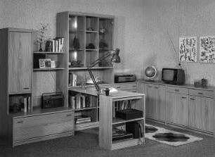 Anbauwand mit integriertem Schreibtisch