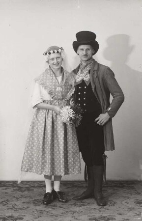 Hulda und Willy Hanisch im Faschingskostüm als bäuerliches Hochzeitspaar, aufgenommen im Fotoatelier