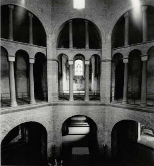 Innenraum der Klosterkirche in Ottmarsheim