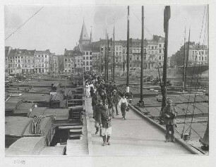 Bilder vom Kriegsschauplatz in Belgien. Eine von deutschen Pionieren innerhalb 5 Stunden errichtete, provisorische Brücke über die Maas in Lüttich. Vom Oberkommando in den Marken zur Veröffentlichung zugelassen