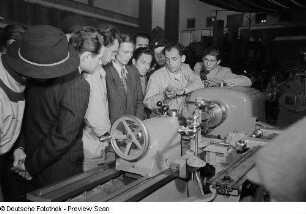 Vorführung einer Maschine auf der Leipziger Herbstmesse 1954