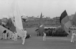 Sportlerparade im Walter-Ulbricht-Stadion : Fahnenträger im Paradezug beim Ausmarsch aus dem Stadion