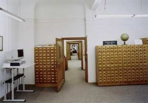 Sächsische Landesbibliothek - Staats- und Universitätsbibliothek Dresden. Zentralbibliothek (ehem. Landesbibliothek). 1. Obergeschoss. Abteilung Information, Auskunft, PC-Rechercheplatz für Benutzer und Schlagwortkatalog, dazwischen Durchgang und Blick in andere Katalogräume : Dresden-Neustadt, Marienallee 12. Sächsische Landesbibliothek - Staats- und Universitätsbibliothek Dresden. Zentralbibliothek (ehem. Landesbibliothek). 1. Obergeschoss. Abteilung Information, Auskunft, PC-Rechercheplatz für Benutzer und Schlagwortkatalog, dazwischen Durchgang und Blick in andere Katalogräume