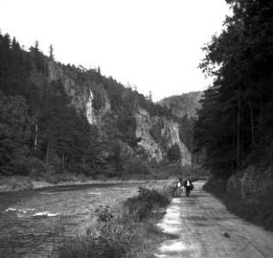Felsenlandschaft mit zwei Spaziergängern an der Tepl bei Karlsbad