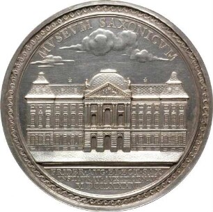 Kurfürst Friedrich August III. - Verdienstmedaille für Kunst und Wissenschaft BENE MERENTIBUS bzw. Einrichtung des Japanischen Palais´ als öffentliches Museum