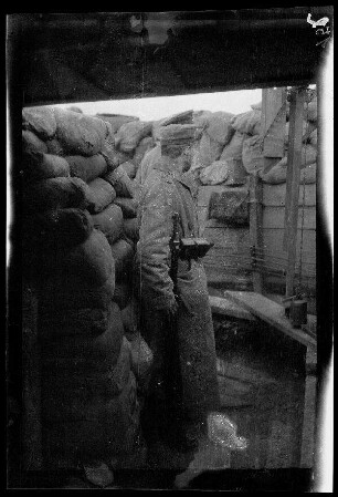 Vor Armentières (Dep. Nord, Frankreich): Soldat mit Gewehr in einem mit Sandsäcken ausgekleideten Laufgraben in den "Sachsenstellungen"