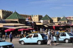 Meknes - Taxis warten im Stadtzentrum : Kleine hellblaue "Petit Taxi" warten vor dem Stadttor Bab el-Mansour auf Fahrgäste. Aufgenommen in Meknes am 28. Oktober 2010