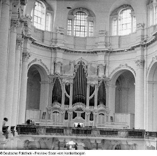 Kreuzkirche, Orgel, Spieltisch, Pfeifenwerk. Kreuzchor unter Leitung von Martin Flämig ab 1971. Hofkirche, Orgel von Silbermann, vollendet von Hildebrandt