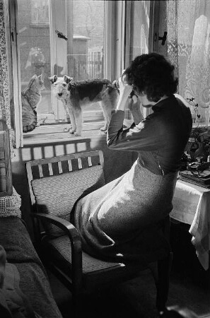Renate Rössing fotografiert ihre Tiere am Fenster
