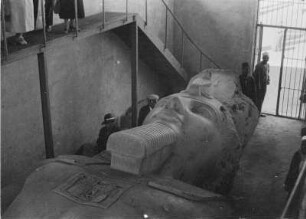 Statue Ramses II. : Liegende Kolossalstatue von Ramses II.