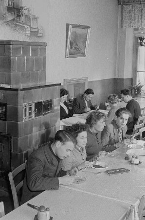 Personen in einer Kantine