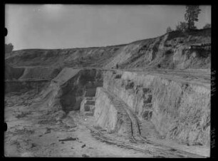vermutlich Leipziger Land. Wahrscheinlich Abbau von Kaolin mit Schienenanlage. Aufschluss Quartär über Tertiär