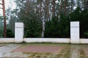 Dresden-Wilder Mann, Moritzburger Landstraße 299. Ehrenhain (1962/1963; K. Röthig). Stelen "Theresienstadt" und "Sachsenhausen"