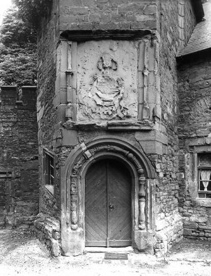 Mansfeld, Schloss, Rundbogenportal