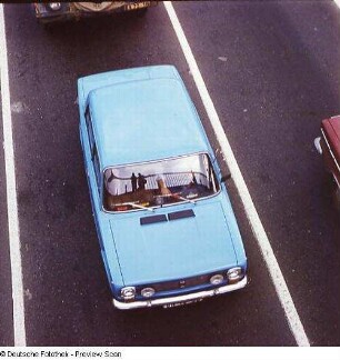 Personenkraftwagen "Lada" 2101 Limousine, in dessen Frontscheibe sich eine Brücke und zwei Personen am Geländer spiegeln : Leipzig. Personenkraftwagen "Lada" 2101 Limousine (Hersteller: Wolga-Automobil-Werk Togliatti, Baujahr: 1970 ff), in dessen Frontscheibe sich eine Brücke und zwei Personen am Geländer spiegeln