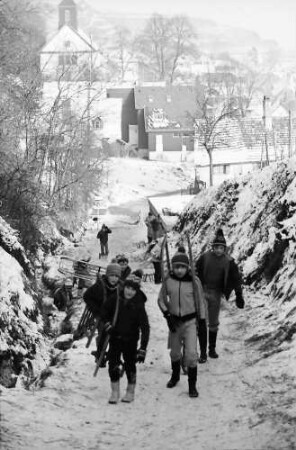 Wasenweiler: Hohlweg mit rodelnden Kindern