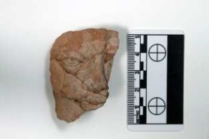 Fragment eines Kopfes mit Schnurrbart