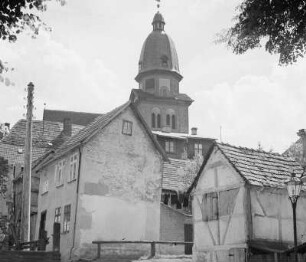 Blick auf eine Uferstadt. : Pohlad na přibrjóžne město.