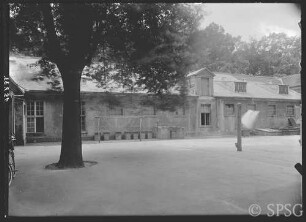 Potsdam, Neues Palais, Communs, Südcommun-ehemaliger Marstall der Kaiserin, Blick in den Hof des Commun und auf den alten Marstall vor dem Umriß.