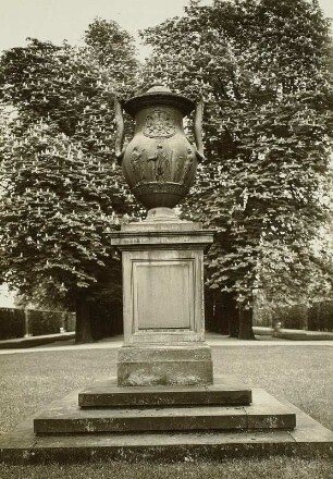 Deckelvase : Wiskotschill, Thaddäus Ignatius. Deckelvase. Stein. 17./18. Jahrhundert. Dresden-Pillnitz, Schlosspark, Große Allee