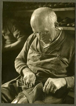Schuhmacher bei der Arbeit