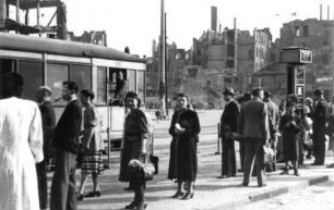Berlin. Straßenbahn (Triebwagen 374) im Haltestellenbereich. Ansicht mit Wartenden