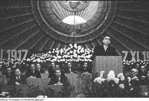 Dresden, 36. Jahrestag der Oktoberrevolution, Kranzniederlegung am Ehrenmal, Festakt, November 1953