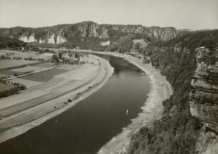 Elbsandsteingbirge, Elbtal : Elbsandsteingebirge. Das Elbtal bei Kurort Rathen, Blick stromabwärts (Im Mittelgrunde rechts und links der Elbe Kurort Rathen, im Hintergrunde die Basteiwände)
