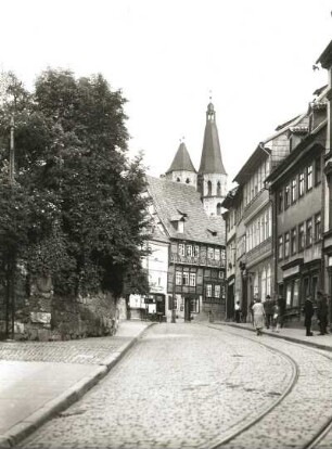 Nordhausen, Barfüßerstraße : Nordhausen. Barfüßerstraße. Blick nach Südosten gegen die Türme der Blasiikirche