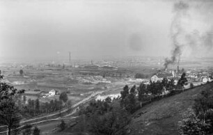 Panoramablick : Blick über Häuser und Industrieanlagen in der heutigen Tschechischen Republik.
