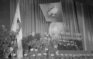 Veranstaltung zum Weltfriedenstag im Admiralspalast : Porträt von Friedrich Ebert während einer Rede