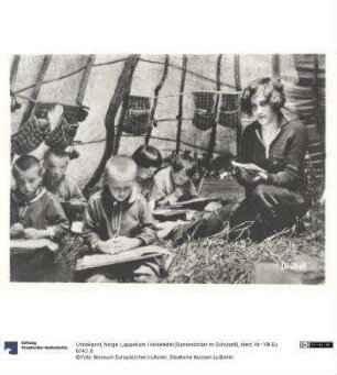 Norge. Lappebarn i skoleteltet (Samenkinder im Schulzelt)