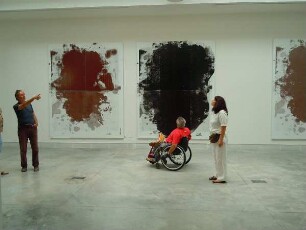 Venedig - Besucher der Biennale : Besucher betrachten zeitgenössische Kunstwerke in der Biennale von Venedig. Aufgenommen am 6. August 2011