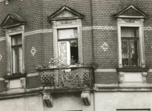 Dresden-Mickten, Hauptmannstraße 14. Wohnhaus (um 1900). Balkon und Fenster (1. Obergeschoß)