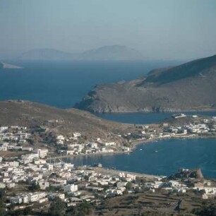 Patmos, Insel. 34 km2, 2.500 Einwohner. Skala und Hafen. Hinten Furni-Inseln