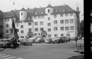 Stuttgart: Schillerdenkmal und Hofapotheke