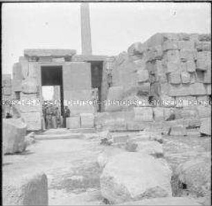 Touristen in den Ruinen einer Tempelanlage, Luxor, Ägypten
