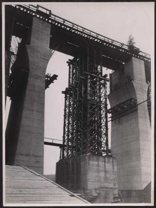 Baustelle einer Eisenbahnbrücke