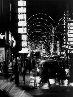 Hamburg-Neustadt. Die Geschäftsstraße Neuer Wall erstrahlt im weihnachtlichen Lichterglanz. Es herrscht rege Betriebsamkeit