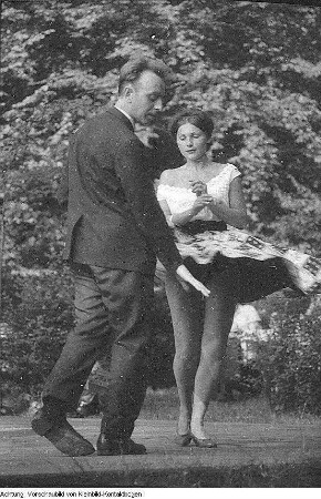 Dresden, Großer Garten?. Tanzvergnügen auf Bühne im Biergarten, 1964