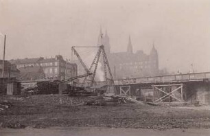 Meißen, Bau der neuen Straßenbrücke über die Elbe, Baustelle mit Blick zum Burgberg
