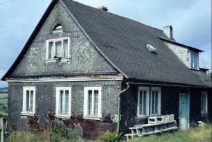einstöckiges Haus mit Schiefermuster