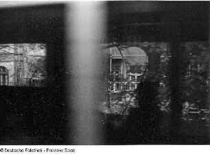 Blick aus der fahrenden S-Bahn gegen ein Wohnhaus (Teilansicht). Berlin-Prenzlauer Berg, Schönhauser Allee