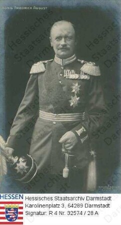 Friedrich August III. König v. Sachsen (1865-1932) / Porträt in Uniform, stehend, Kniestück
