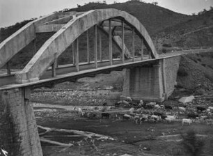 Brücke über den Chinda : Brücke über den zum Aufnahmezeitpunkt ausgetrockneten Fluss Chinda
