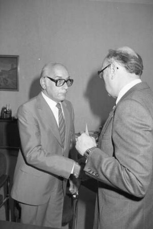 Verleihung der Bundesverdienstmedaille an den Bautechniker Fritz Weber für 47jährige Zugehörigkeit zur Nähmaschinenfabrik Singer und Nähmaschinenfabrik Haid & Neu