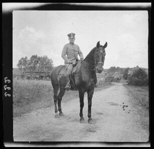 Pelves (Dep. Pas-de-Calais, Frankreich): Oberleutnant Falkner zu Pferd