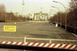 Berlin: Straße des 17. Juni mit Brandenburger Tor
